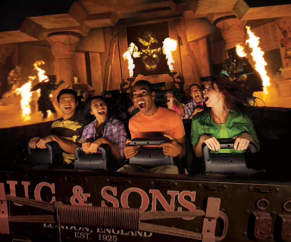 Eine Gruppe Leute auf der Revenge of the Mummy Achterbahn